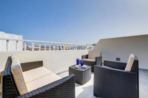 Chic 2BR Penthouse steps from the Promenade